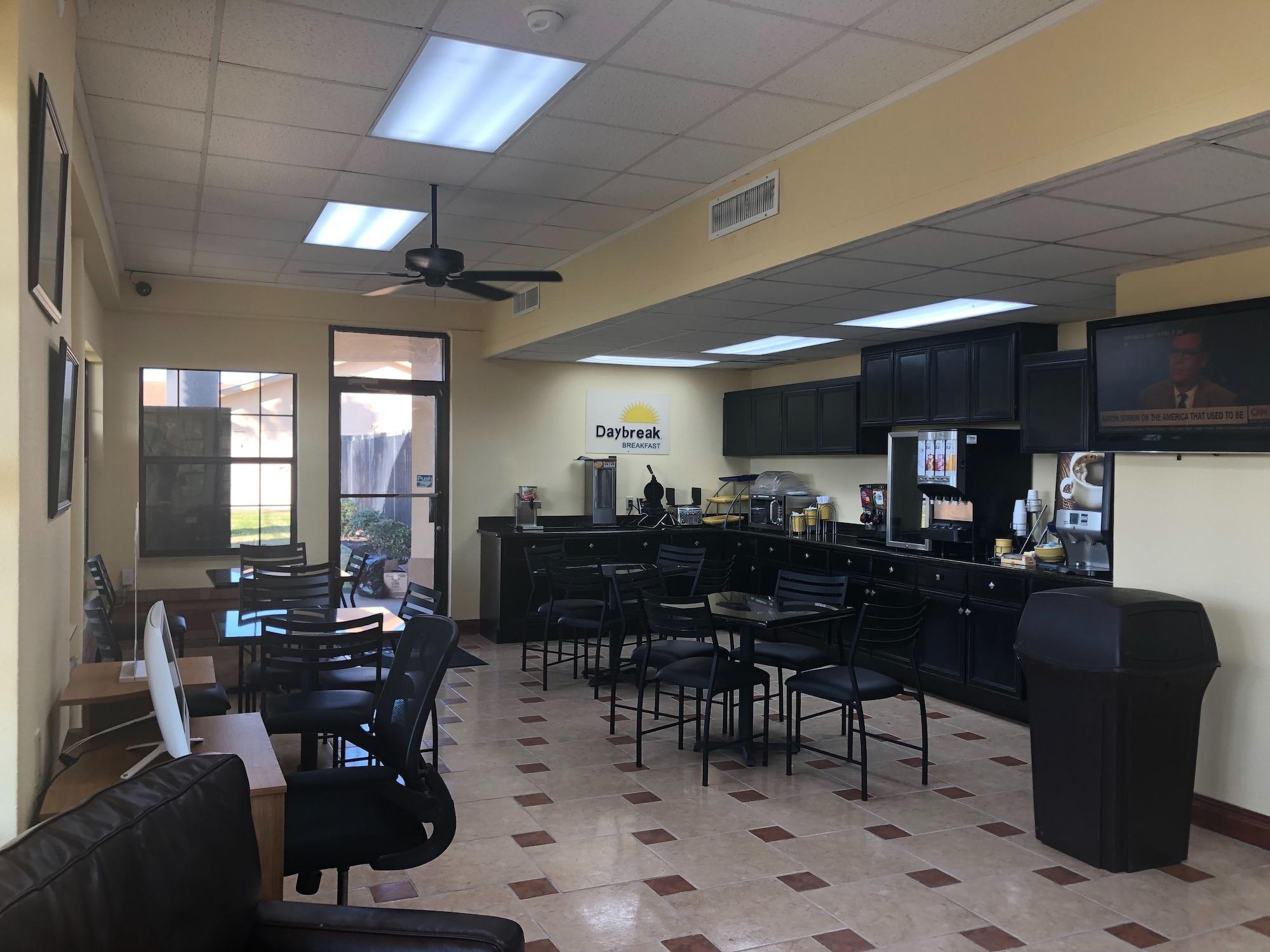 Days Inn By Wyndham Lake Charles Exterior photo