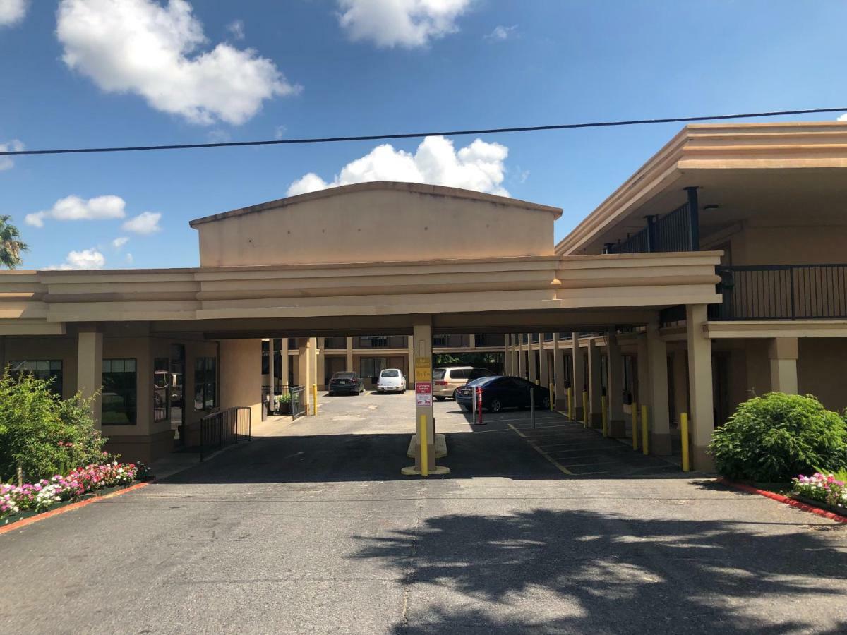 Days Inn By Wyndham Lake Charles Exterior photo